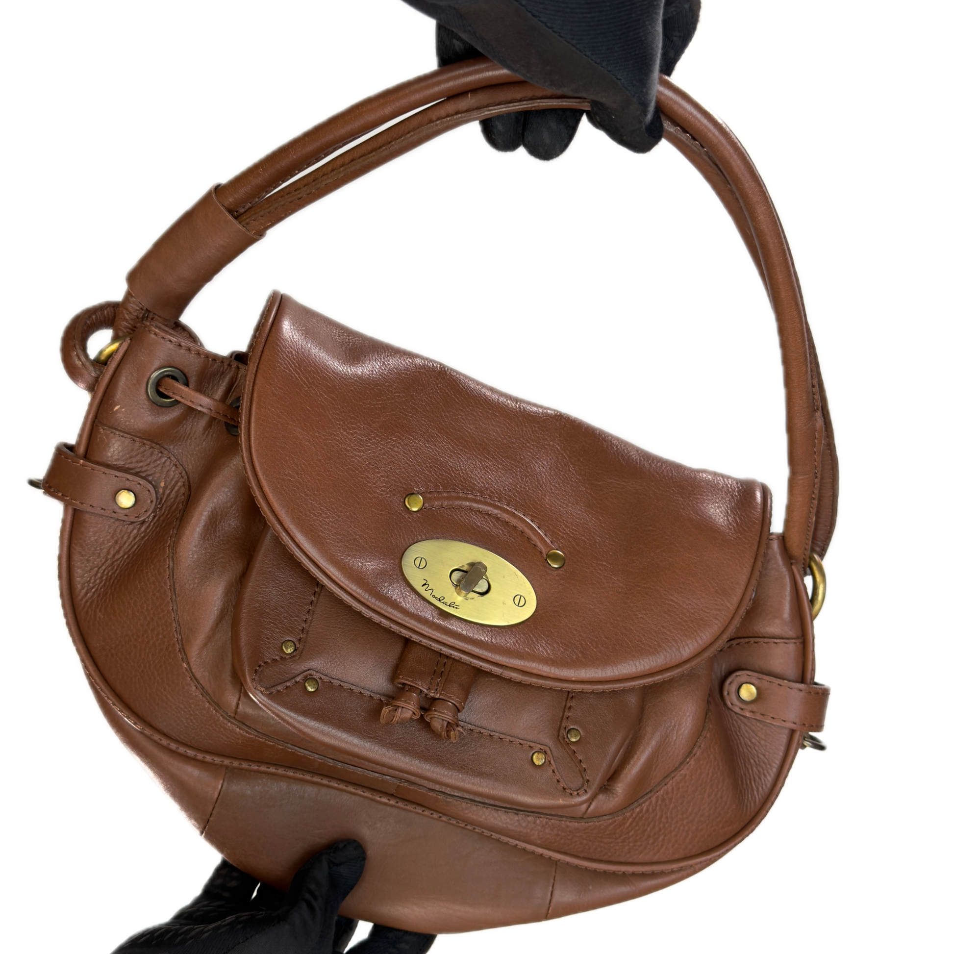 Front view of a structured vintage Y2K Modalù tan pebbled leather shoulder bag with an adjustable strap and gold hardware. 