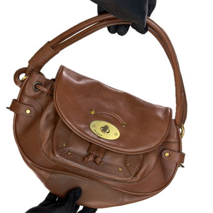 Front view of a structured vintage Y2K Modalù tan pebbled leather shoulder bag with an adjustable strap and gold hardware. 