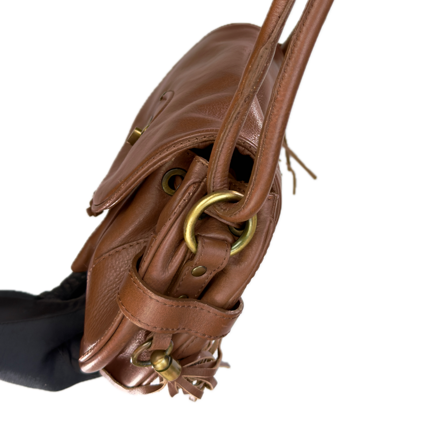 Side view of a structured vintage Y2K Modalù tan pebbled leather shoulder bag with an adjustable strap and gold hardware. 