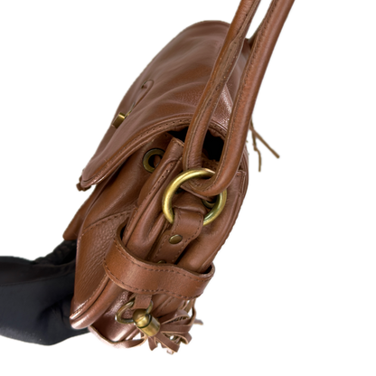 Side view of a structured vintage Y2K Modalù tan pebbled leather shoulder bag with an adjustable strap and gold hardware. 